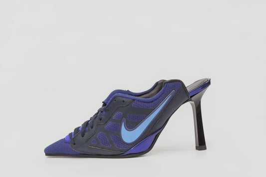 A photograph of the side view of Ancuta Sarca Olympia Heel Blue Shoe, WITH BLACK AND LIGHT BLUE DETAILS, FRONT LACE-UP FASTENING, POINTED TOE, SLIP-ON STYLE, MADE IN ITALY