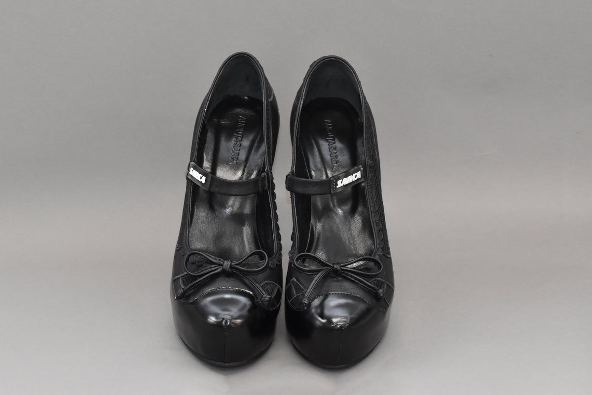 1 Fergie Black Pump