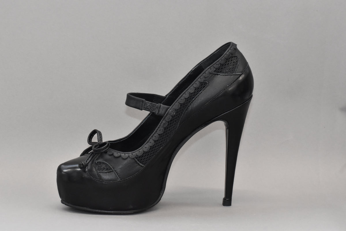 1 Fergie Black Pump