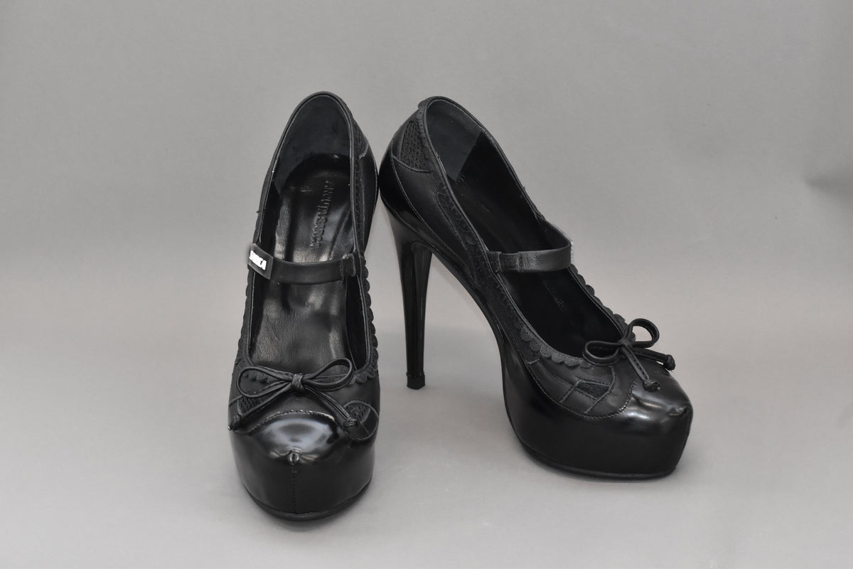 1 Fergie Black Pump