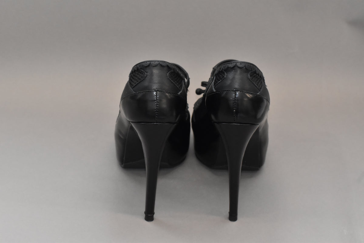 1 Fergie Black Pump